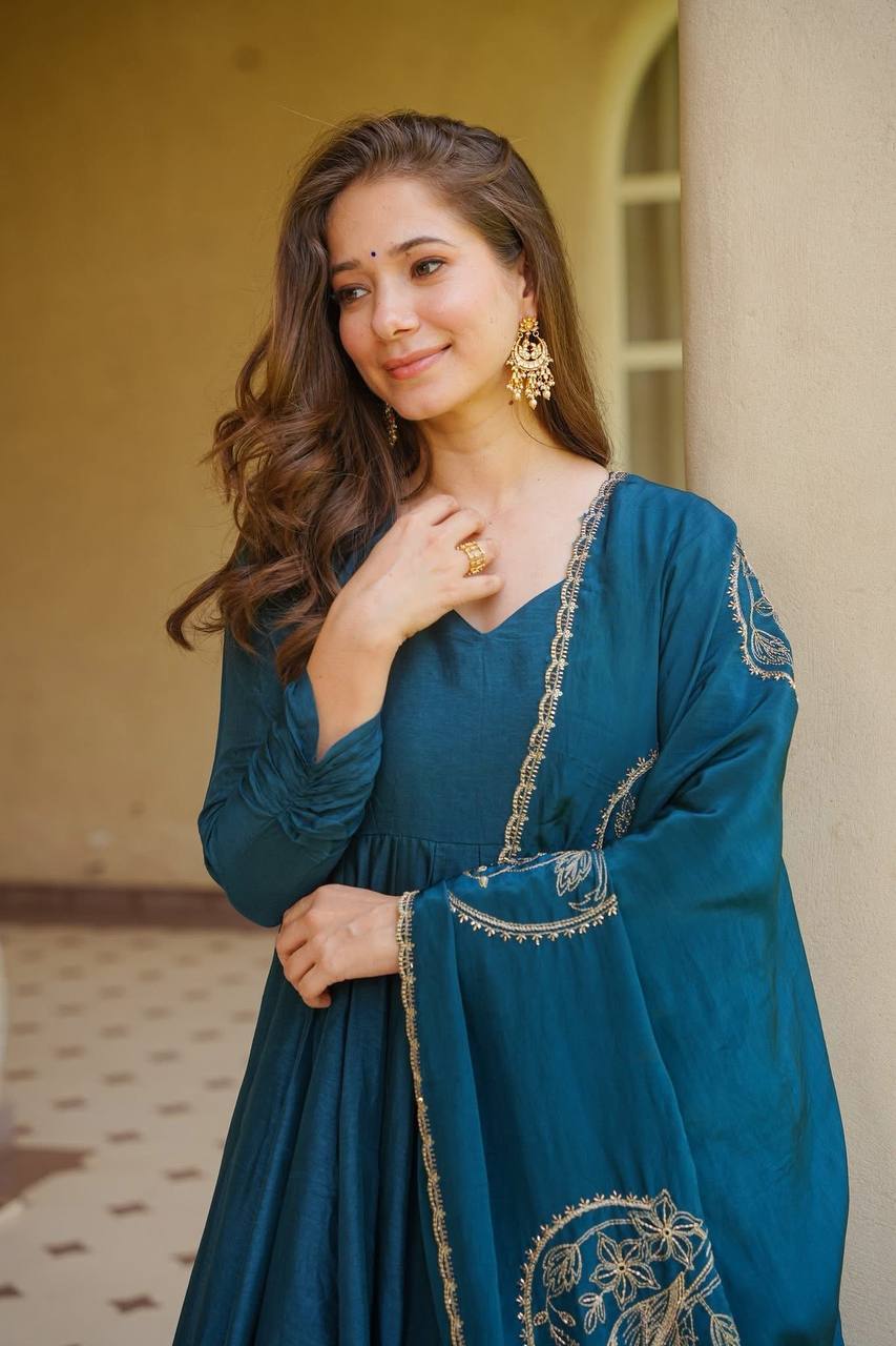 Regal Deep Navy Flared Anarkali Suit Set Featuring a Richly Embroidered Bird-Motif Dupatta with Scalloped Borders